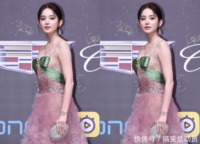 关晓彤娜扎同台走红毯全都穿了粉色，没想到是她把另外的人比下去