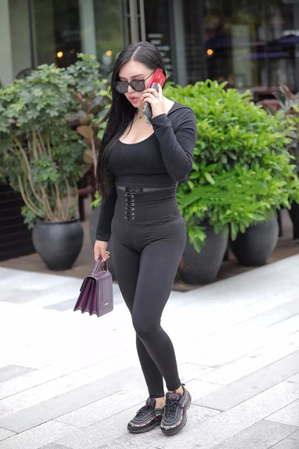 街拍：身材丰满的美女，浑身透着性感风韵