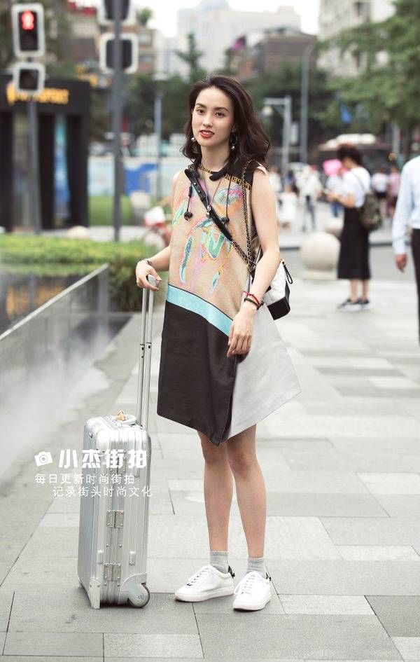 街拍:一件清凉色彩艳丽的小吊带搭配牛仔阔腿，你的小可爱上线了