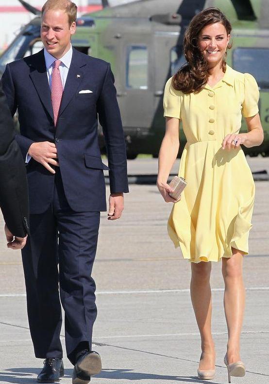 两个王妃的裙子不一样: 梅根王妃的过膝裙, 凯特王妃的露膝裙