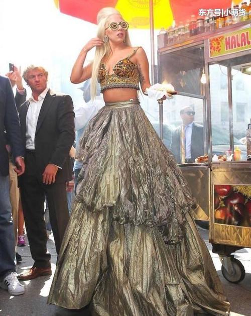 Gaga踩20高跟鞋冒充180，摔倒后吓人一跳，以为是假肢！