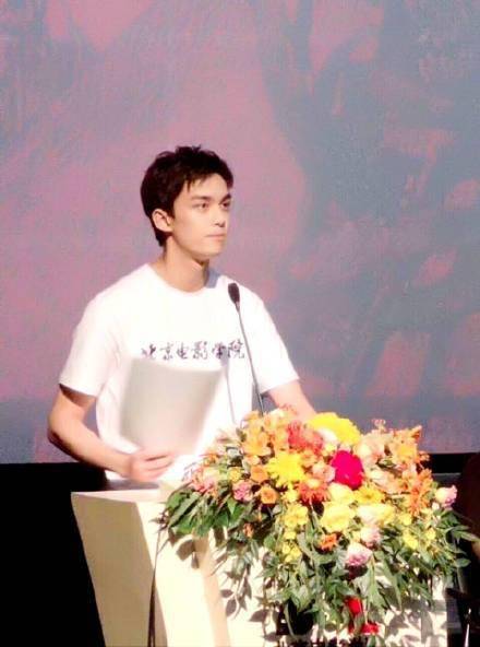 新学期开始吴磊代表新生发言 演讲稿语言真挚