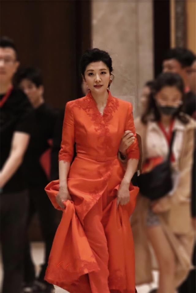 【少女】周涛从不装嫩扮少女,51岁素颜穿搭造型显气质,大龄女性学一学
