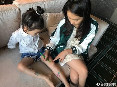 黄磊发文质问假疫苗事件，愤怒之情溢于言表，担心女儿曾打假疫苗