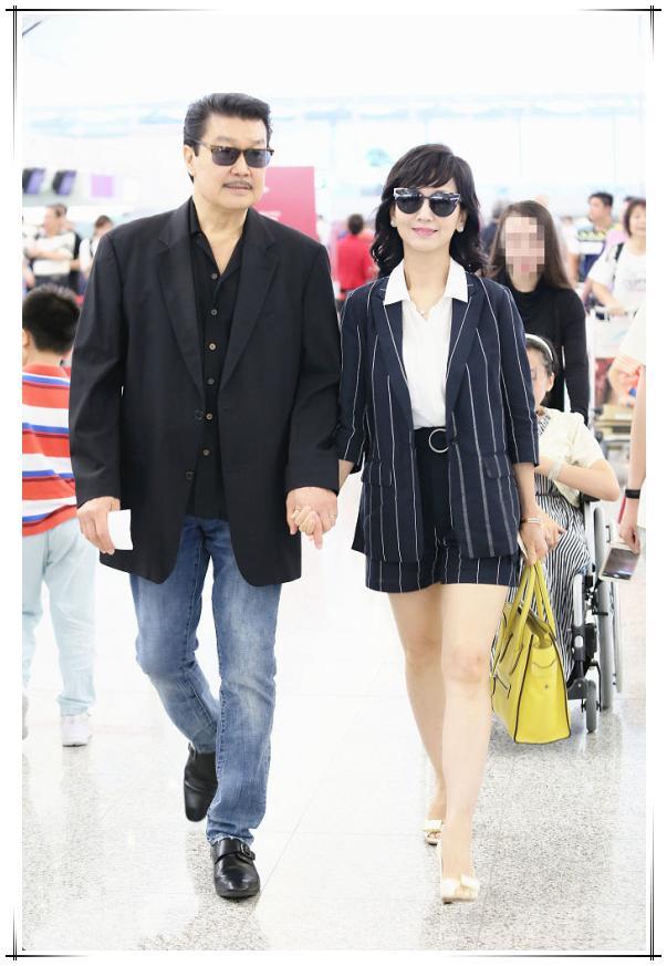 当56岁张凯丽撞上63岁赵雅芝,才发现女人的气质真的与年龄无关