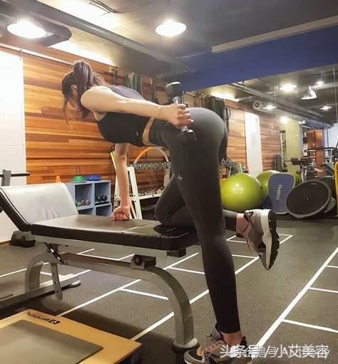 健身女神穿紧身衣太适合了，蜂腰翘臀D罩杯，曲线迷人！