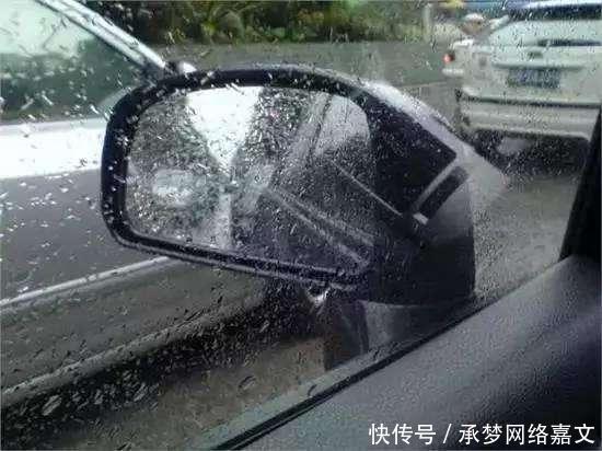  老司机@雨天开车时，车窗玻璃看不清老司机只用一招就能解决！