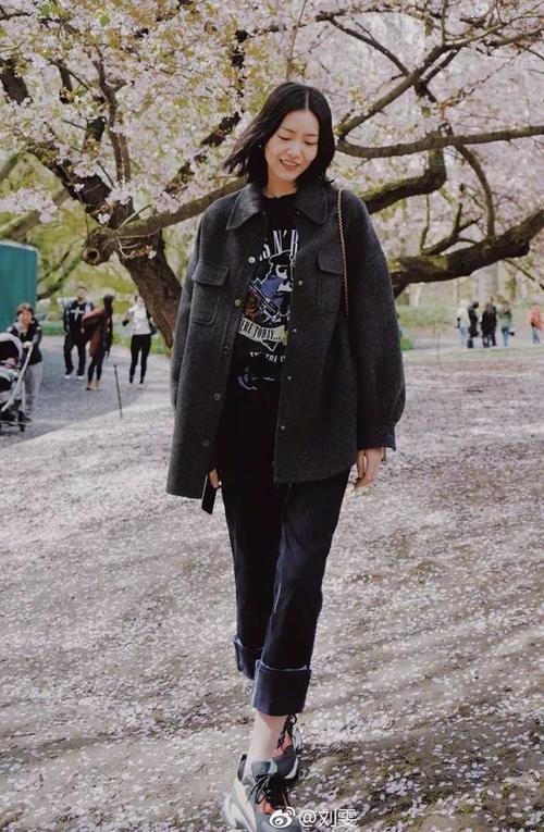 还在穿紧身裤？今年翻边牛仔裤才最火！