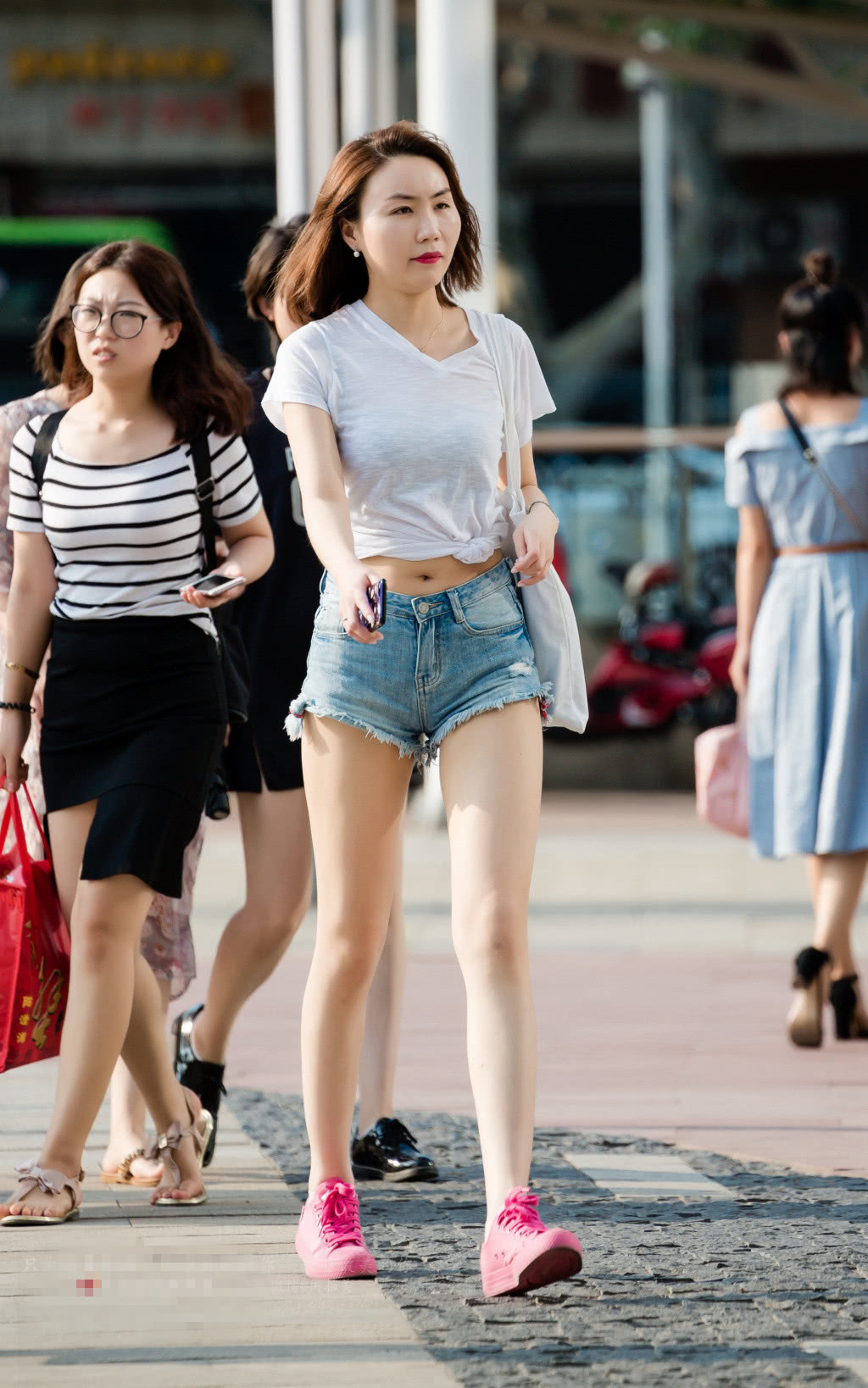 小姐姐勾勒紧致浑圆翘臀轮廓，这个夏季一条牛仔热裤就够了