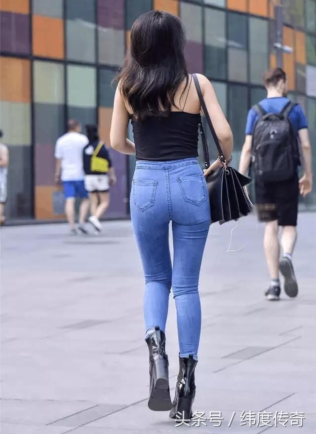 时装搭配，紧身牛仔裤在时尚界屹立不倒，因为它独特的修身魅力