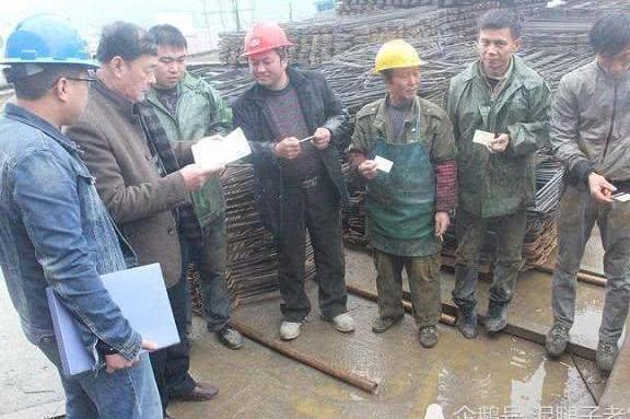 怪象：过去给钱就干活的农民工，现在日薪400都难找，咋回事？