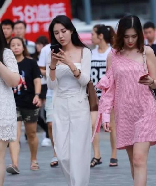  『女人味』街拍：沉鱼落雁的小姐姐，一件碎花上衣配牛仔裤，时尚魅力女人味