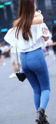 牛仔裤任意百搭怎么搭配都好看,能穿出每个人不同的时尚元素