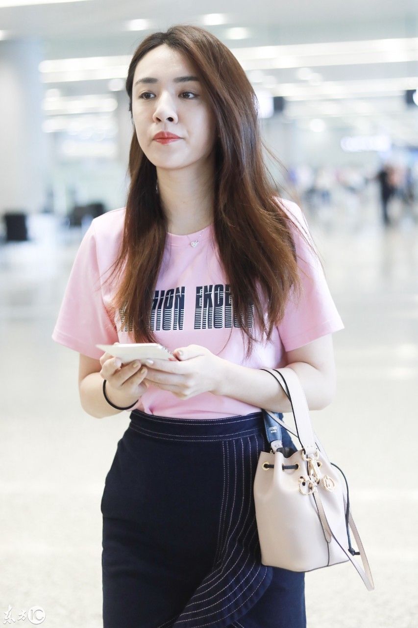 王晓晨穿粉色T恤搭配黑色半身裙现身机场，皮肤白皙大秀美腿!