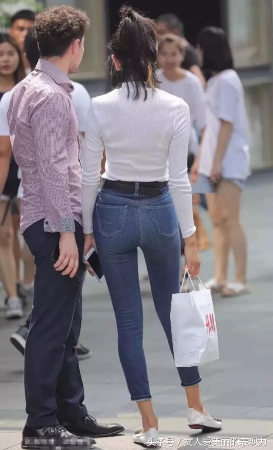 紧身牛仔裤搭配紧身衣，玲珑有致的身材会让你非常的喜欢