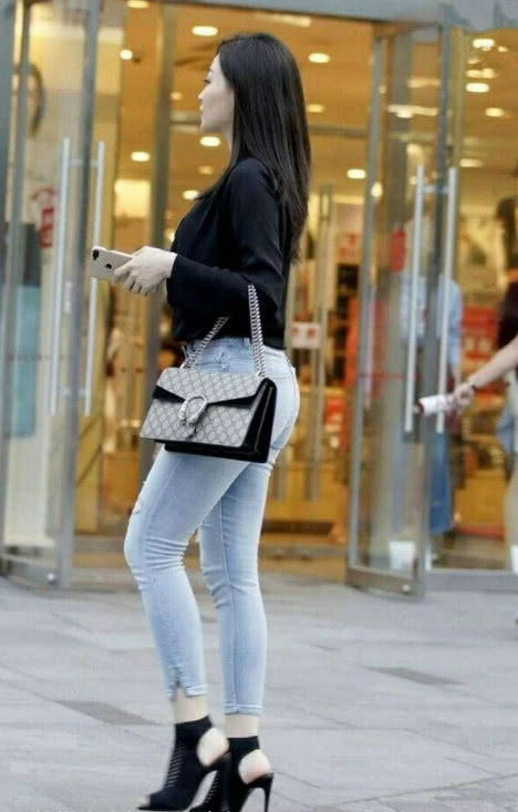 丰满的小姐姐修身的牛仔裤穿出紧身裤的感觉,网友:臀型说明一切