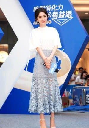 杨幂又为新品“代言”，渔网袜配凉鞋还要开个口透气，格外时尚！