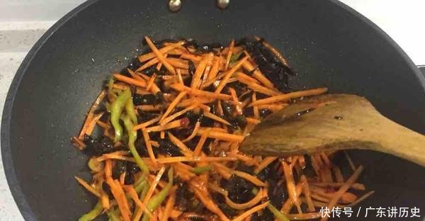  洗好备用：四川传统美食，鱼香肉丝，秋季吃饭的必选，隔三差五吃一次！