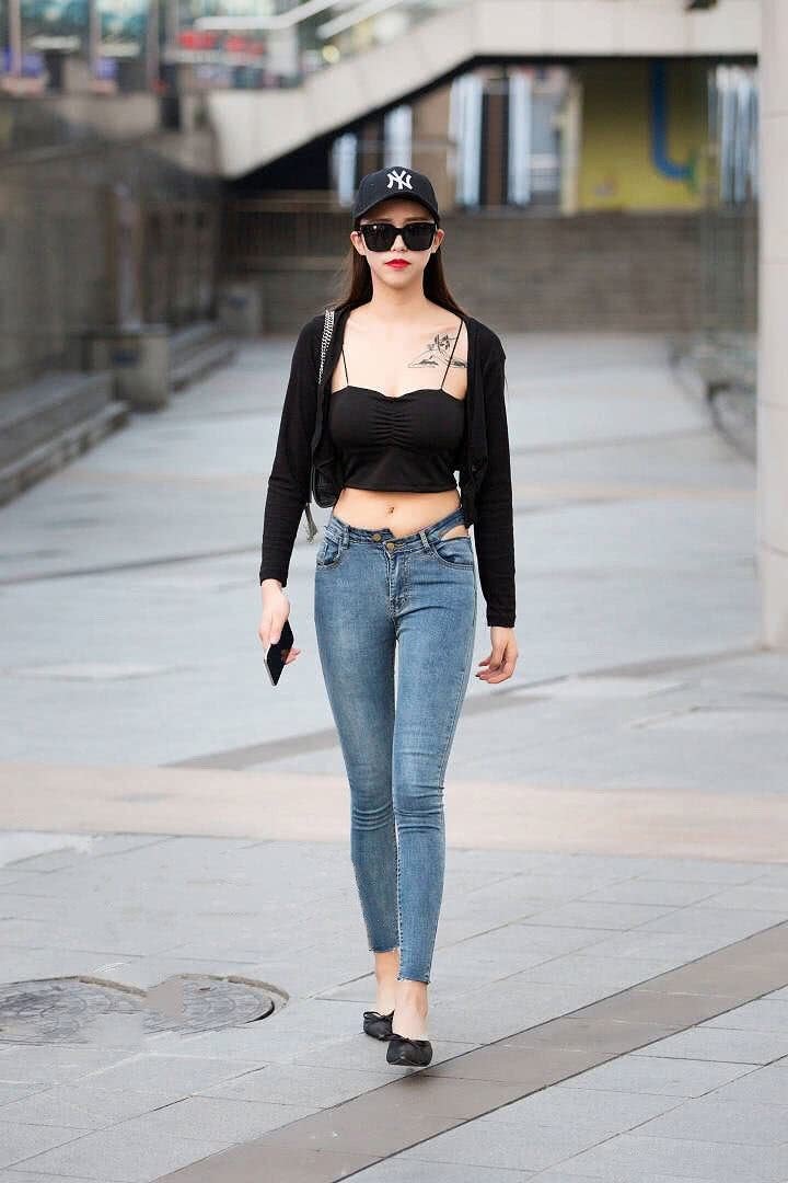 小姐姐颜值高身材好，还这么会穿搭就更显美感了！