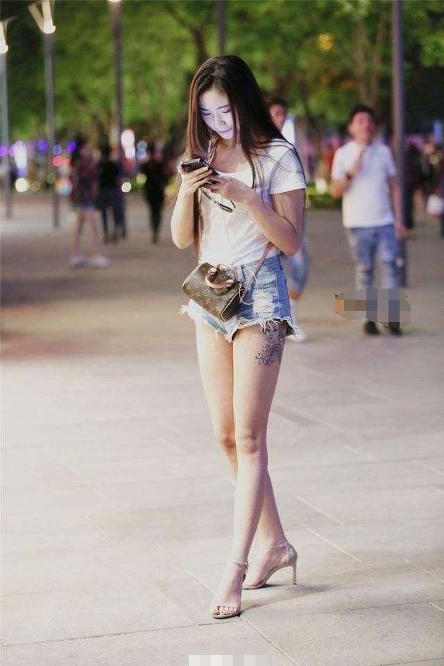 牛仔热裤应该怎么搭配才能显得腿长，穿得漂亮的女人很有心得!