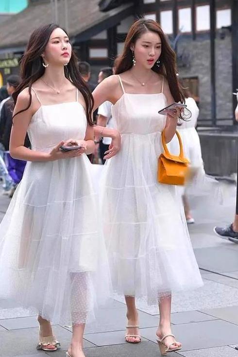  『风范』街拍：眉目如画的美女，一件黑色大衣配牛仔休闲裤，时尚大气风范