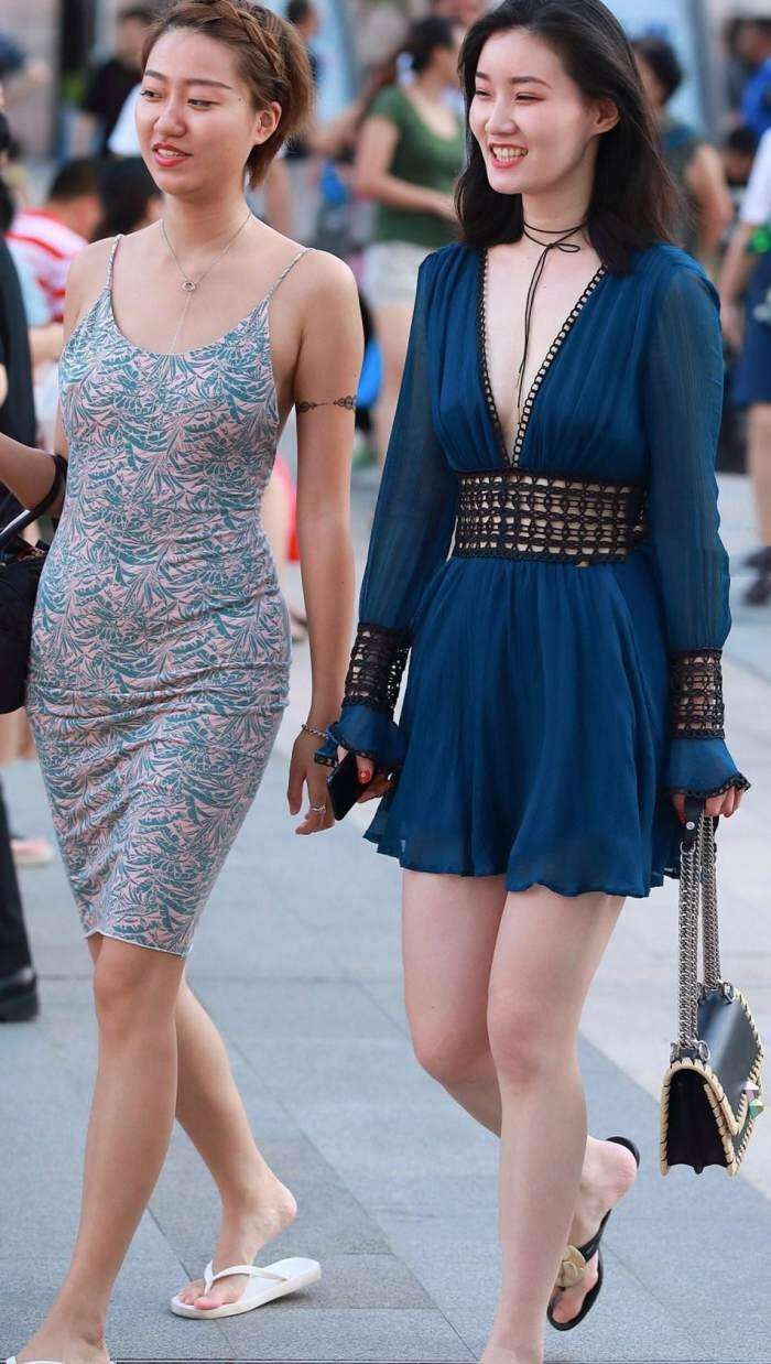 街拍: 小姐姐胆真大, 这么穿不怕被看到吗?