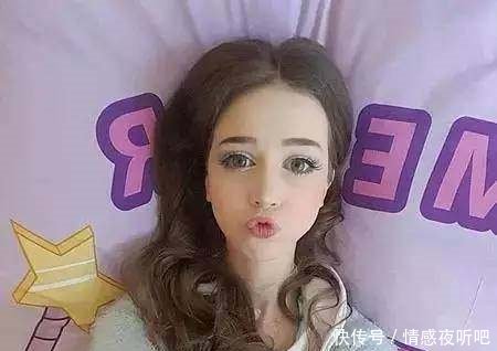 女子自卑不敢卸妆，朋友都疏远她，卸妆后男生却排队跪求交往！