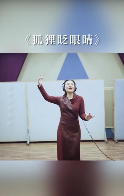 #暗红色#再被龚琳娜新歌洗脑,穿“无痕裙”真能扭,勒这么紧仍没一丝赘肉