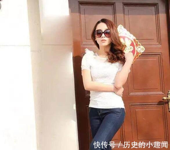  「美女」简单着装的牛仔裤美女，充满青春活力，魅力十足！