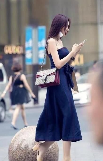  『美女』养眼女神街拍：国色天香的美女，一件白色短袖配蓝色牛仔裤，时尚清爽迷人