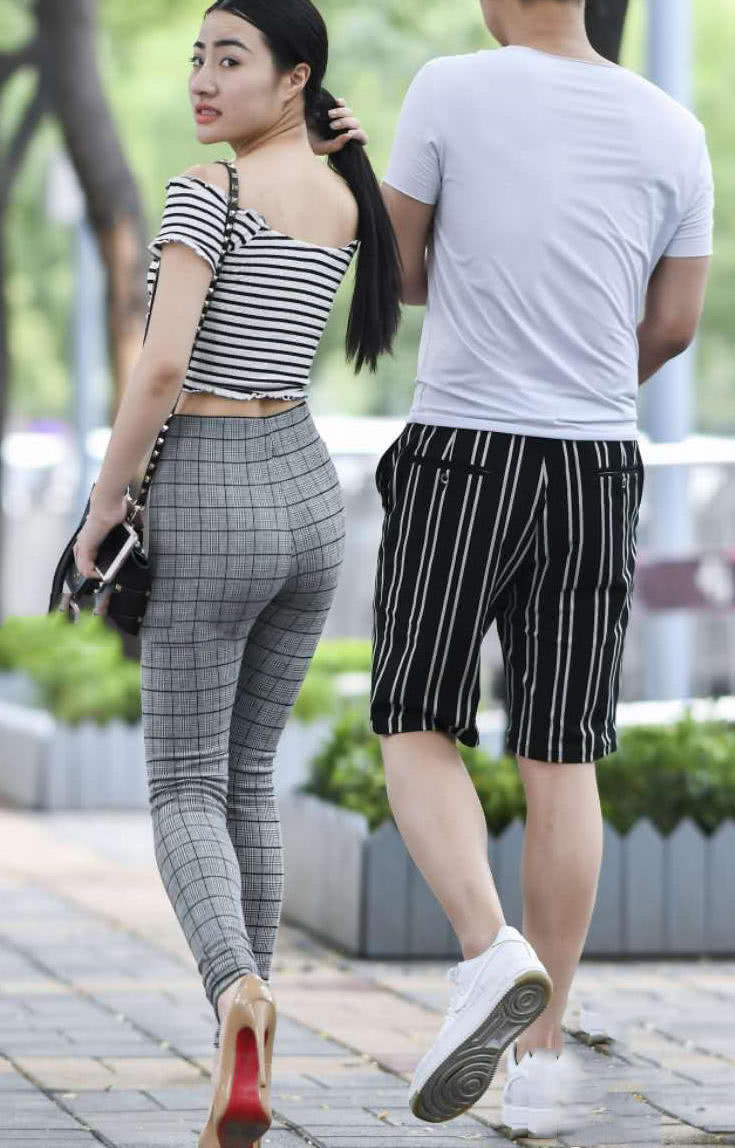 时尚小姐姐碎格长裤大秀纤细美腿，左右摇摆的臀部很是吸睛