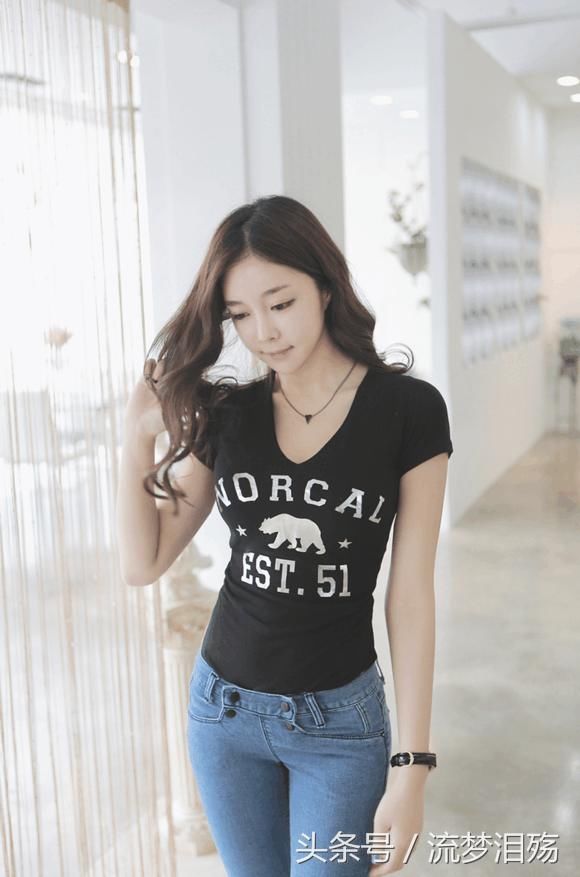 街拍：小姐姐一款背心包臀裙，轻松穿出了凹凸身材