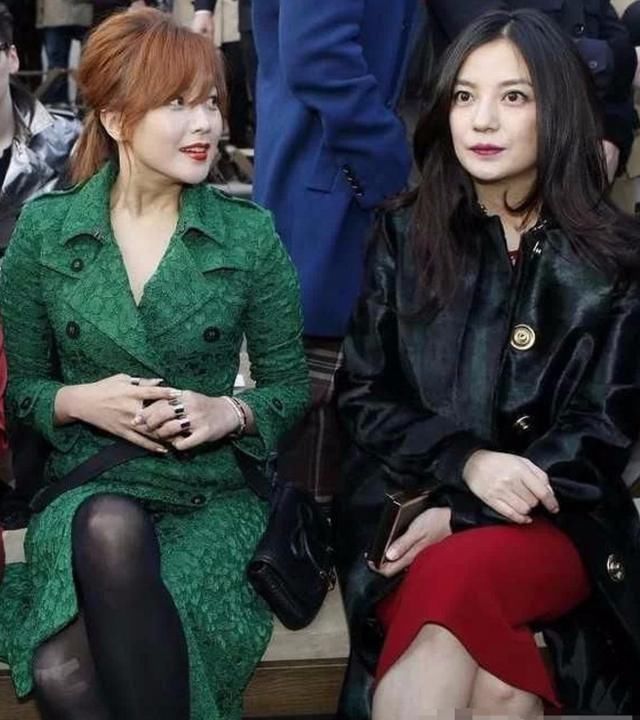 41岁金喜善与42岁赵薇同框后,气质截然不同,你更偏向谁?