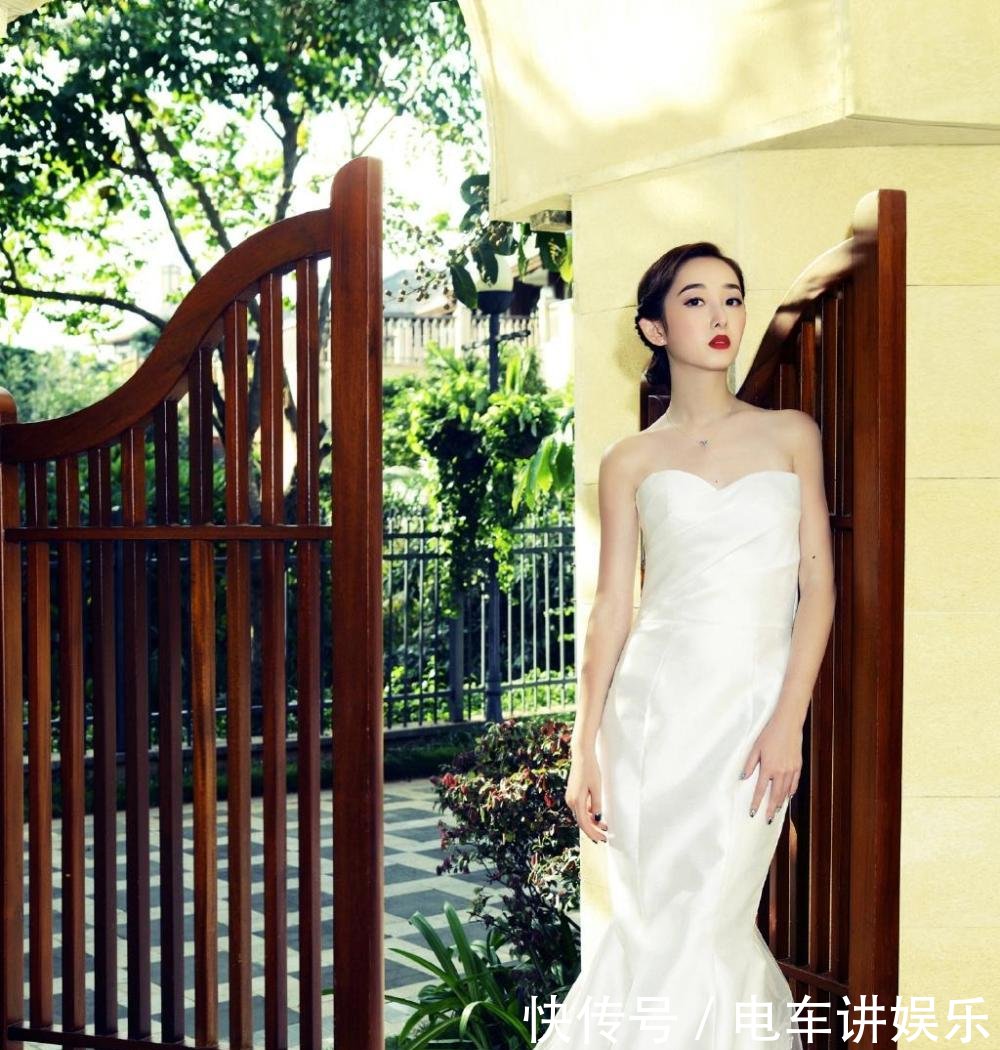 蒋梦婕穿上鱼尾裙我呆了, 这身材逼死多少人, 怎么就红不起来呢?