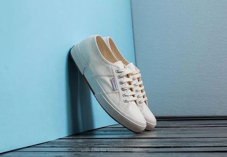 这双凯特王妃最爱的小白鞋，时尚圈人手一双，光脚穿都舒服