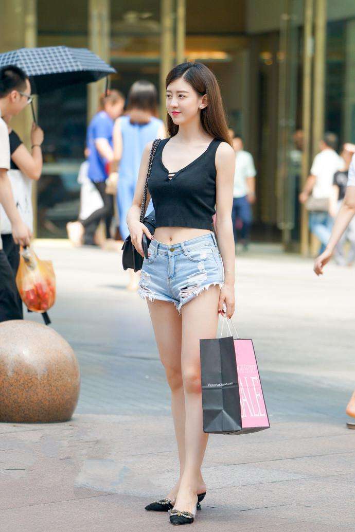 素人街拍: 图一清纯学生范, 图二温柔女人范 图五是直男心中的女