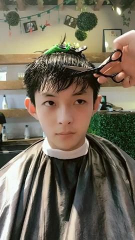 长相清秀的小哥想换个洋气的发型，剪完后秒变小鲜肉