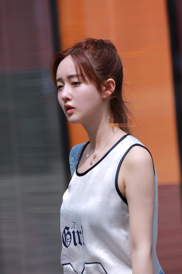 甜美小姐姐身穿运动装大秀身材美腿，女神范儿十足赚足眼球