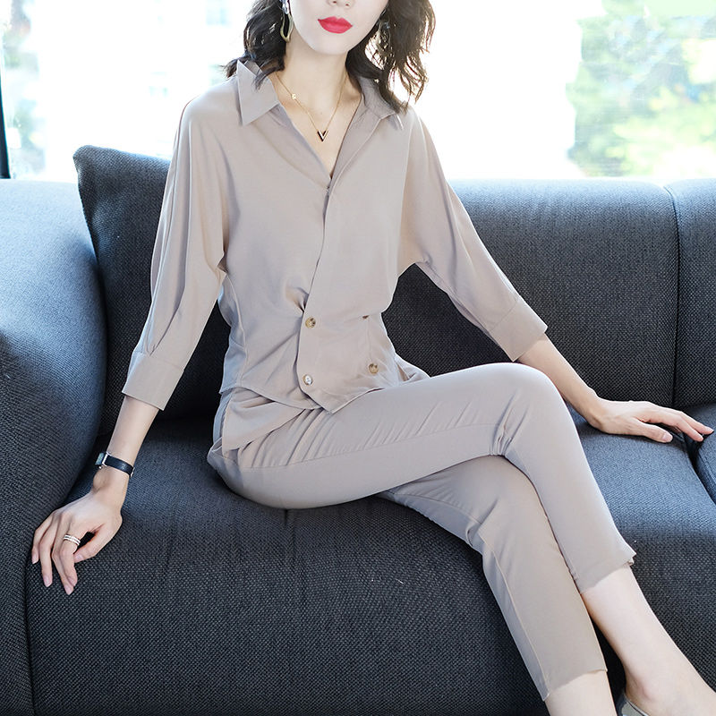 谁说女人必须要穿裙，9月流行:欧版气质套装，洋气又吸睛巨时髦