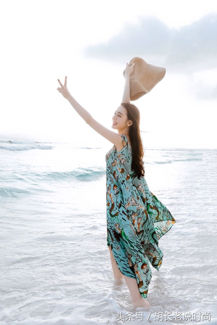 迪丽热巴 晒旅行美照,网友:大妈的碎花裙被她穿出了时尚感