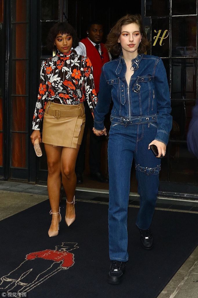 阿曼德拉秀修长美腿女人味十足  与女友十指紧扣满脸幸福