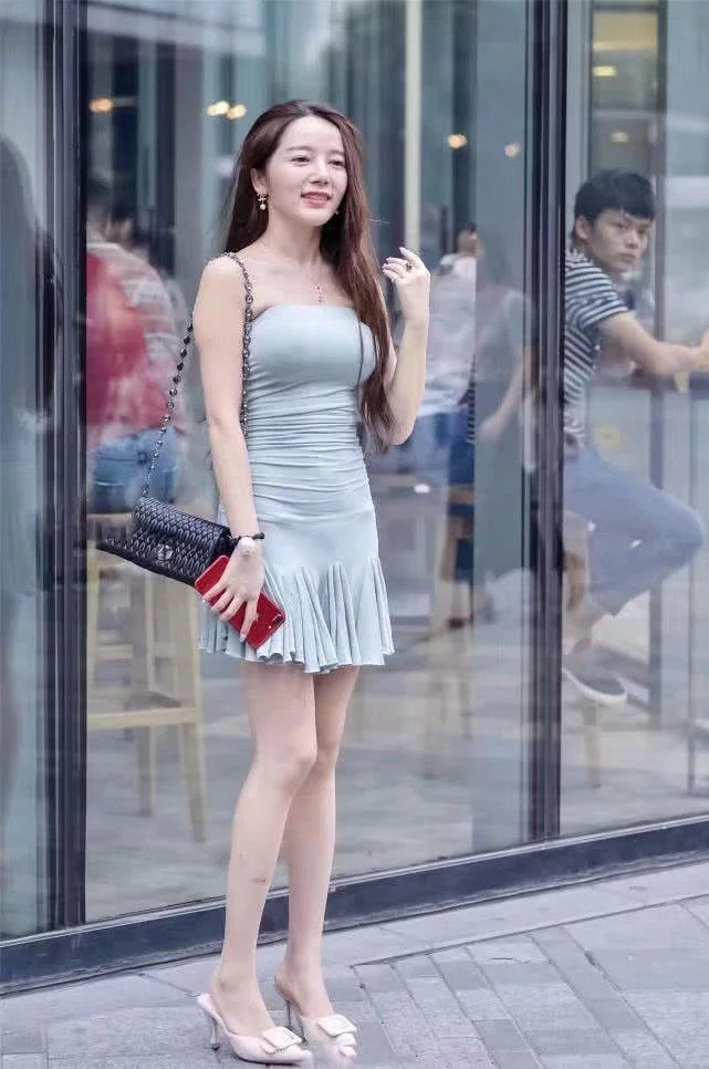 极具气质小姐姐蓝色抹胸连衣裙，勾勒出小姐姐完美事业线，很有韵
