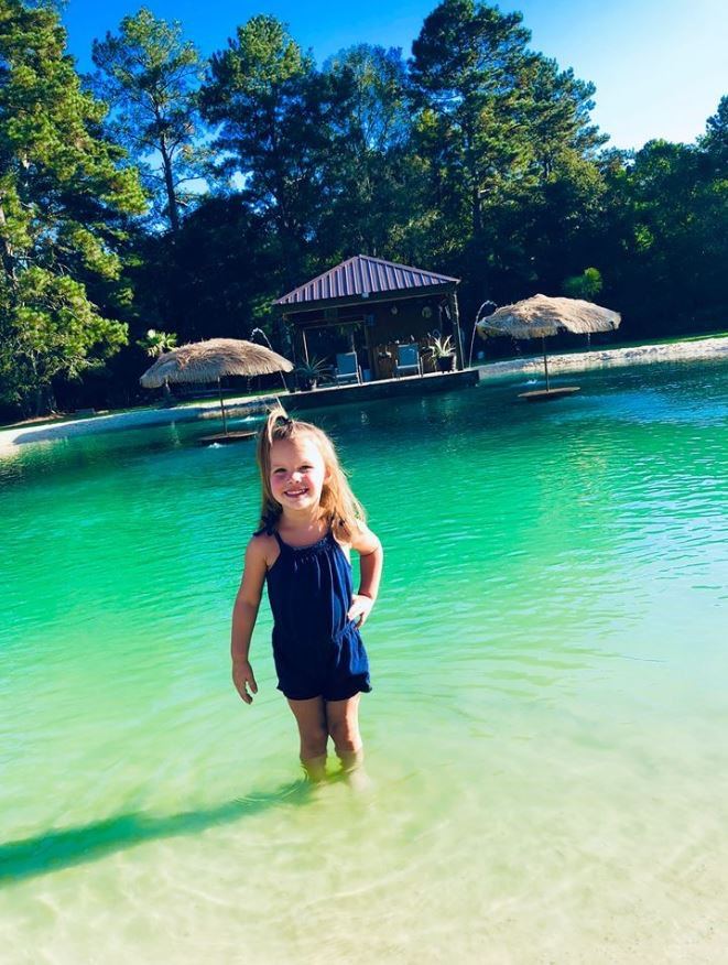 热浪持续侵袭!美国男子天马行空,在家中后花园建设人造沙滩