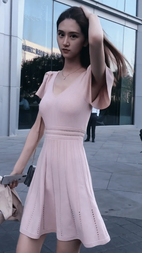 美女■美女一身小粉裙,秀发飘逸很是清新!