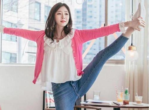 路人街拍，两个身材瑜伽打底裤小姐姐，右边身材比较好