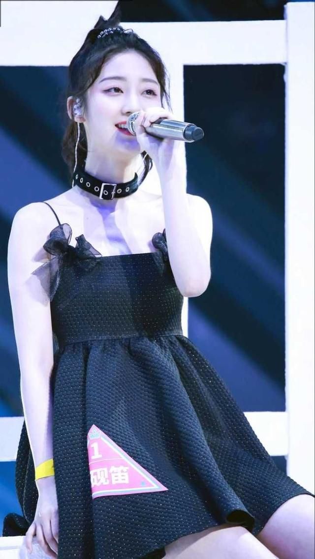 23岁戚砚笛与26岁娜扎同穿羽毛鞋，不但了赢了年龄而且还赢了气质