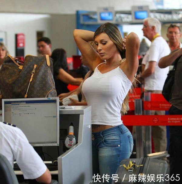 美国机场安检一幕，连美女的这些部位都不放过！