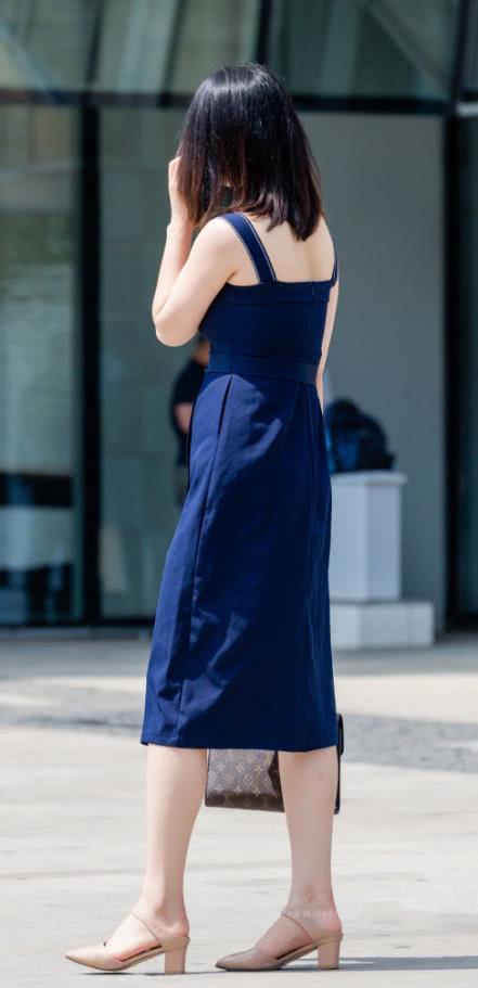 贵族气质小姐姐蓝色开叉连衣裙勾勒丰满的傲人曲线,一个眼神秒杀