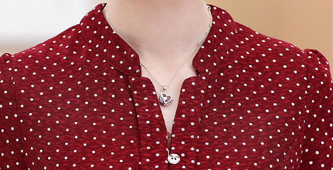 52岁妈妈不爱穿裙子，只钟爱这棉麻小衫，毕竟洋气高贵又减龄