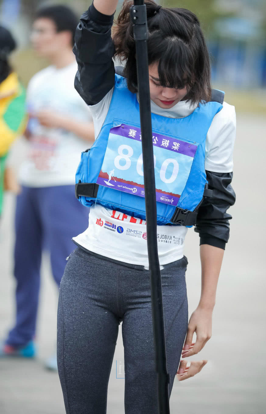 身高1.55小姐姐身穿紧身裤，勾勒饱满曲线，这样的紧身裤丝毫没有